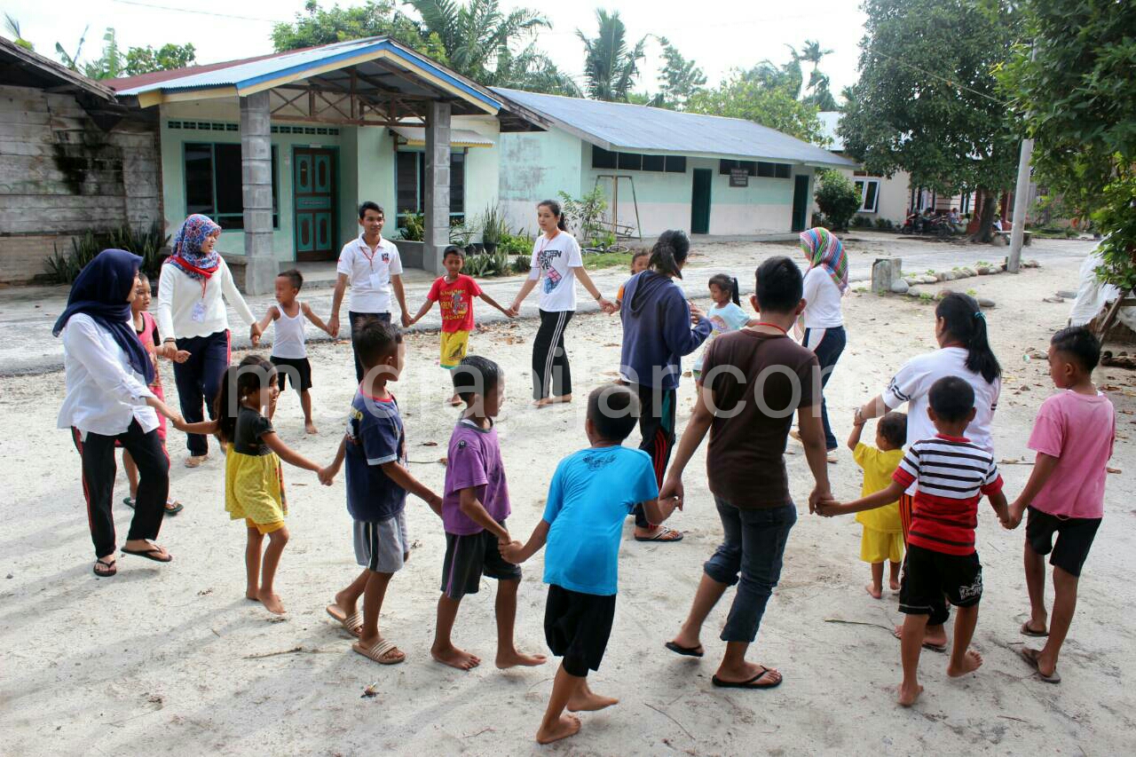 Keceriaan anak-anak ketika bermain bersama Kelompok Penyuluhan Aksi Indonesia Muda, Perbaungan. (21/5) Fotografer : Dita Andriani