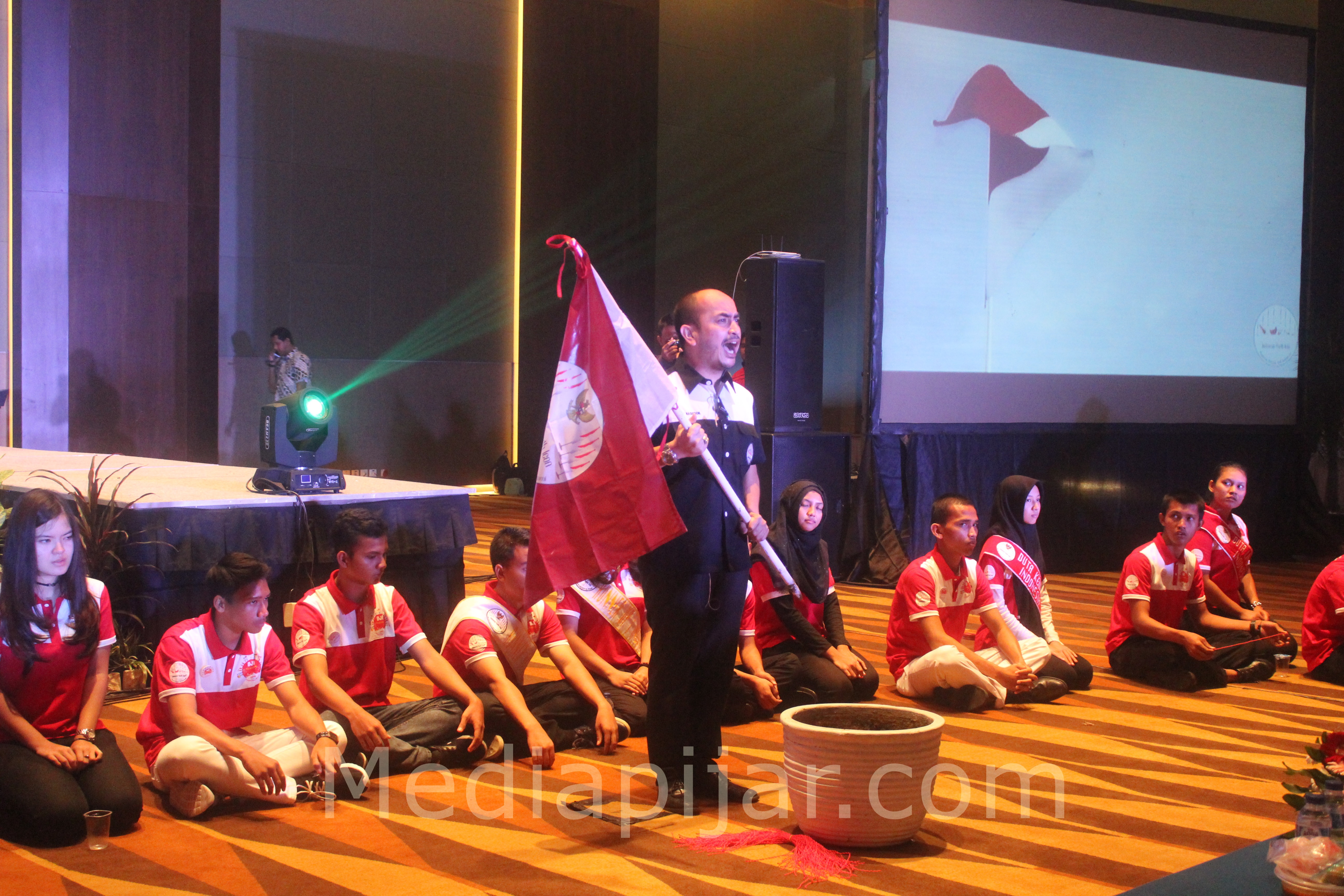 Aksi penanaman bendera Merah Putih dalam acara Yang Bangga Jadi Indonesia di Santika Premier Dyandra, Medan. fotografer: Zakiyah Riski Sihombing