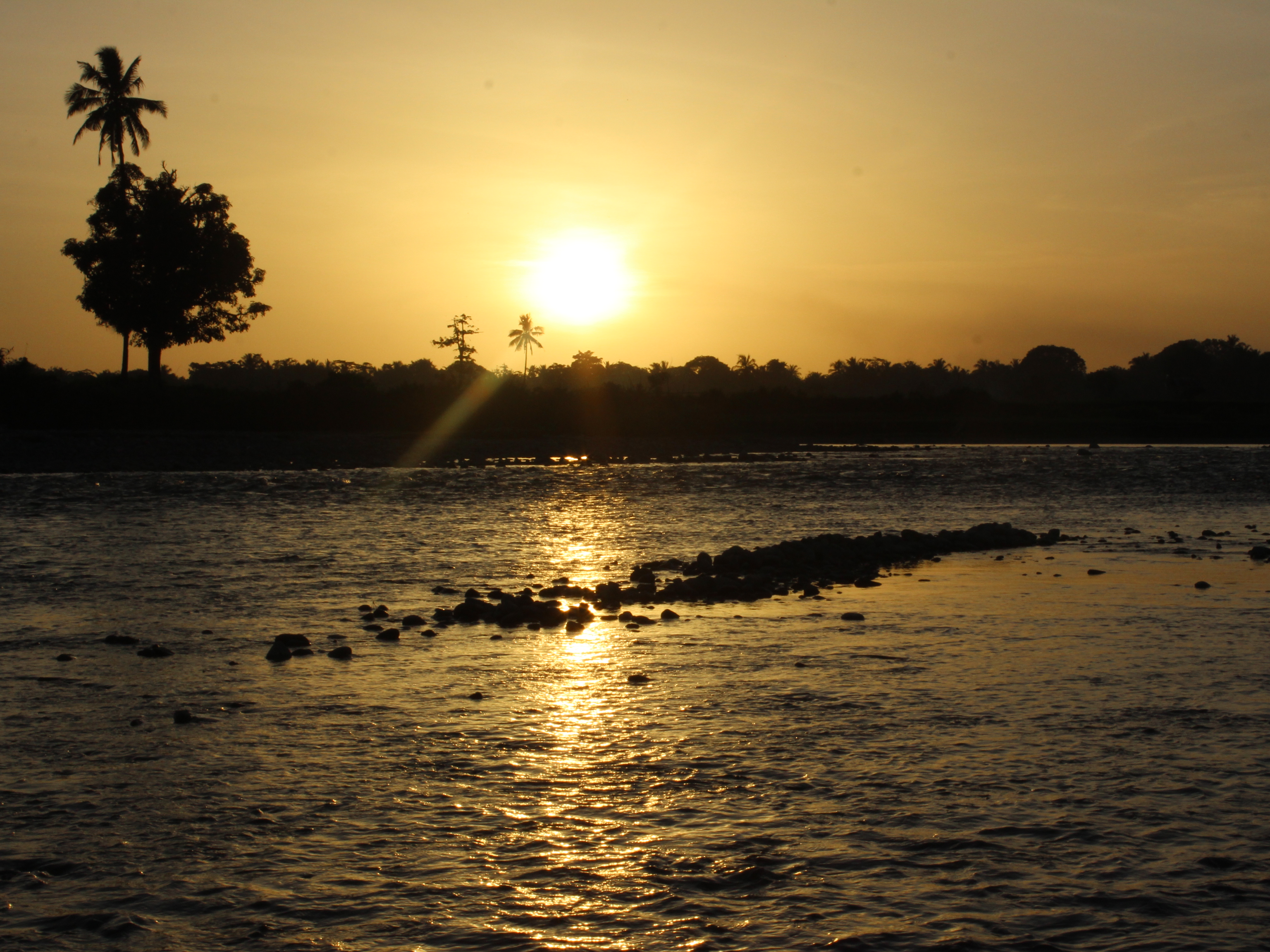 Keindahan Senja Aek Dakka, Tapanuli Tengah.  Fotografer : Lucky Andriansyah 