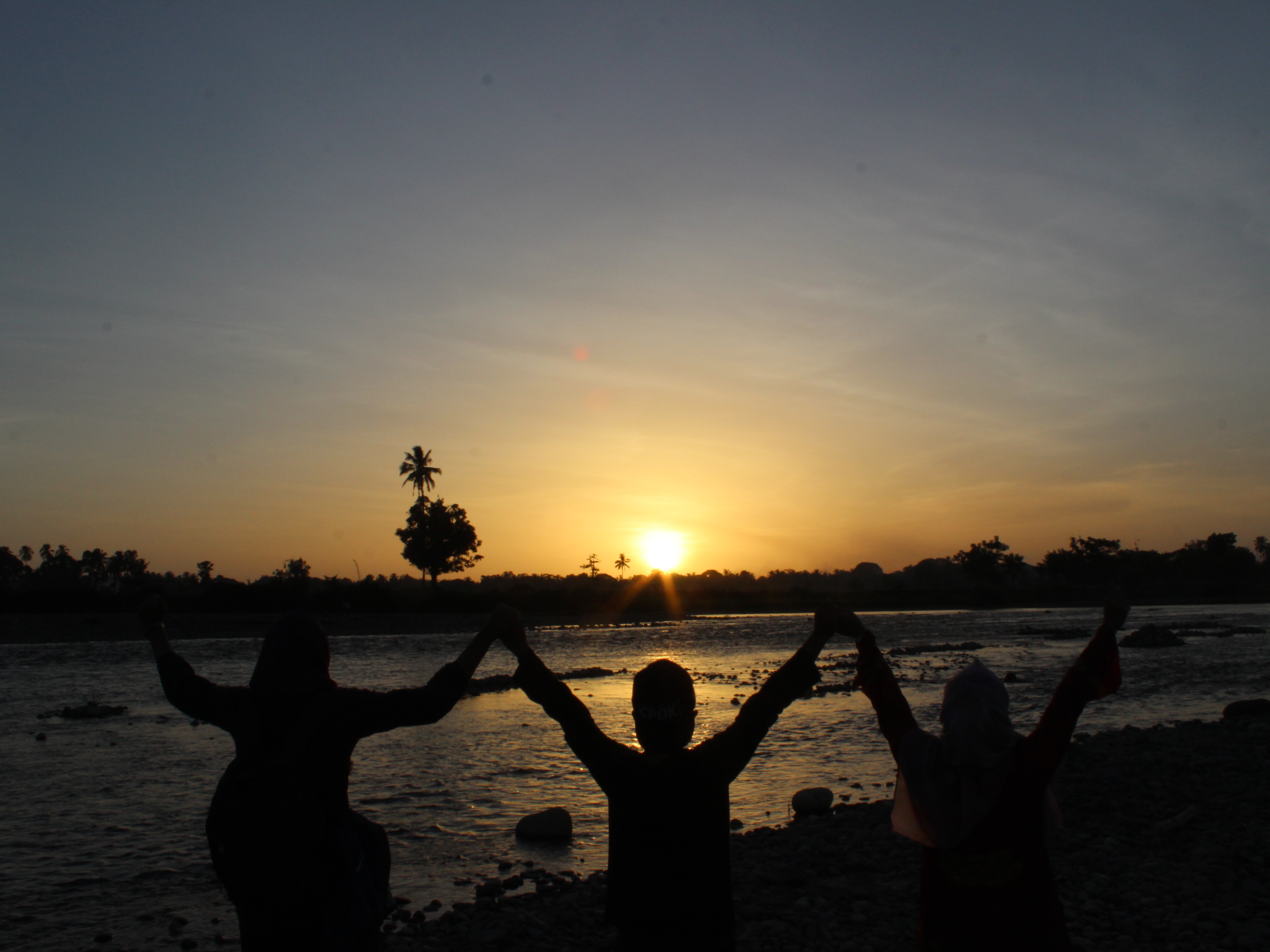 Bersama Menunggu Senja di Sungai Aek Dakka, Tapanuli Tengah.  Fotografer : Lucky Andriansyah. 