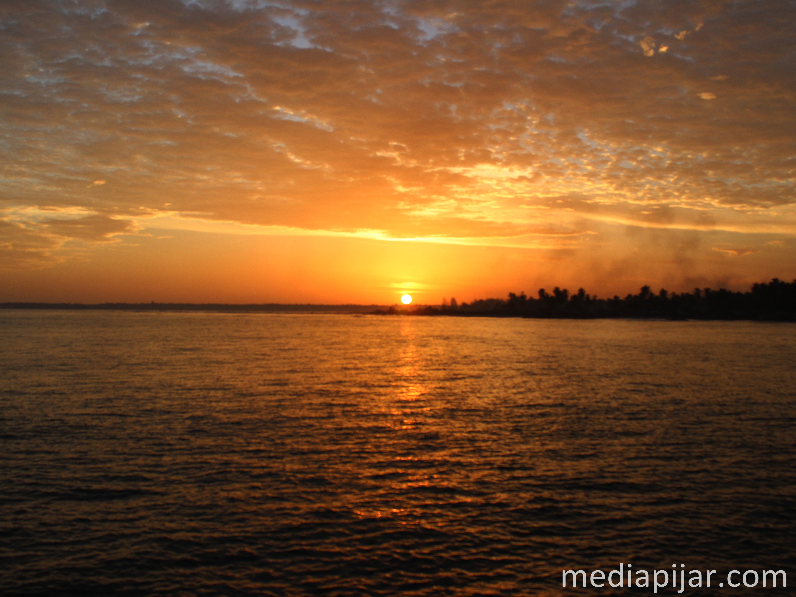 Pesona Senja di Dermaga Pelabuhan Barus, Tapanuli Tengah.  Fotografer : Lucky Andriansyah.