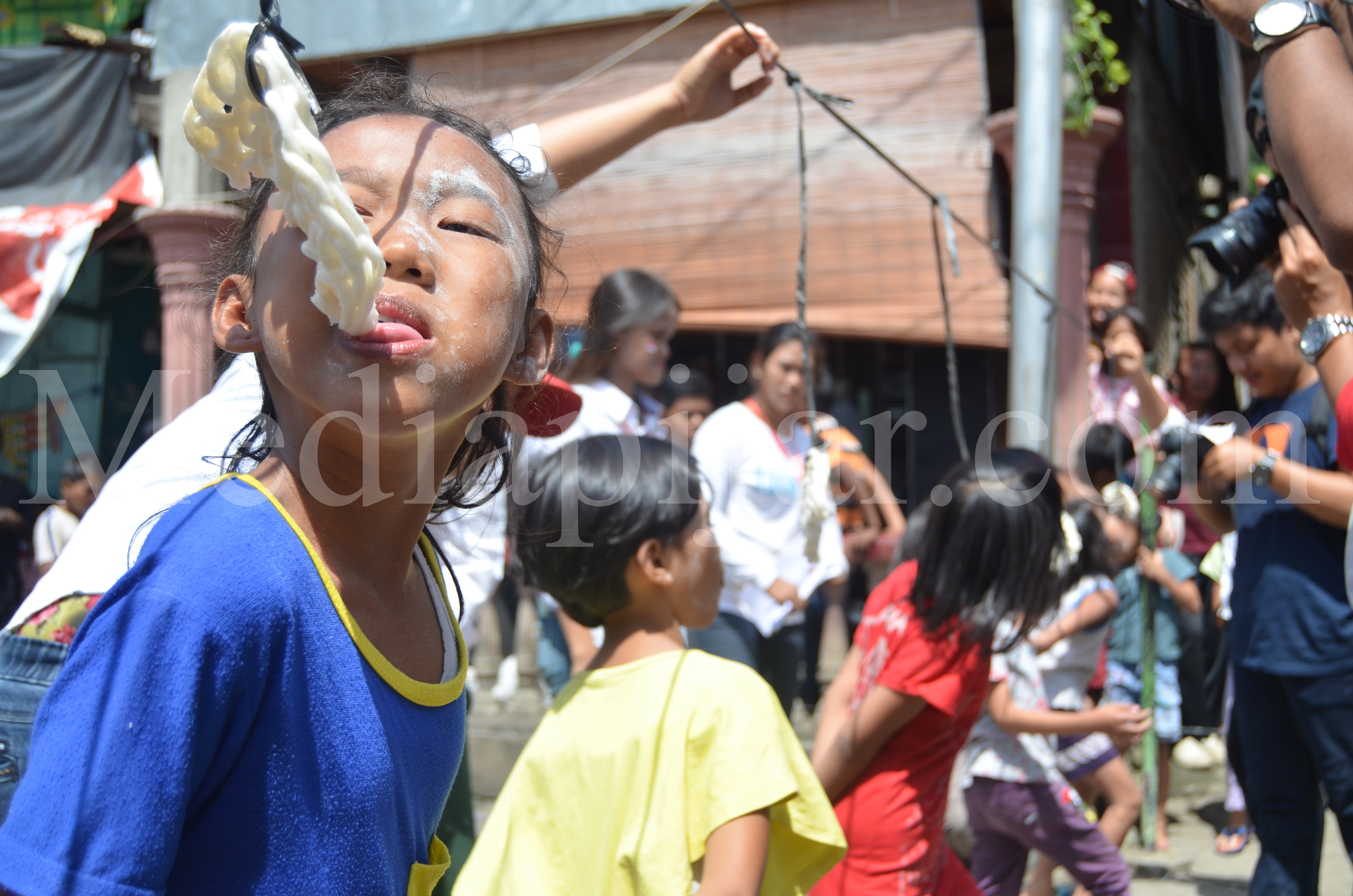 salah satu peserta lomba makan kerupuk dalam perayaan 17 agustus di kampung Aur Kecamatan Medan Maimun. Rabu (17/8)