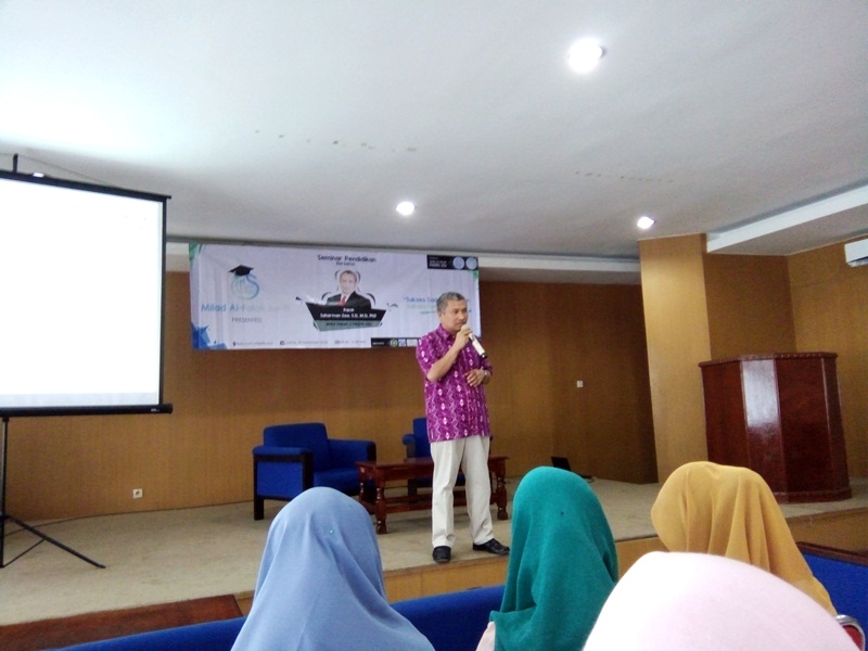 salah satu pemateri menyampaikan pesan dalam seminar pendidikan dengan tema "sukses saat kuliah dan sukses setelah kuliah, Jumat (23/9).
