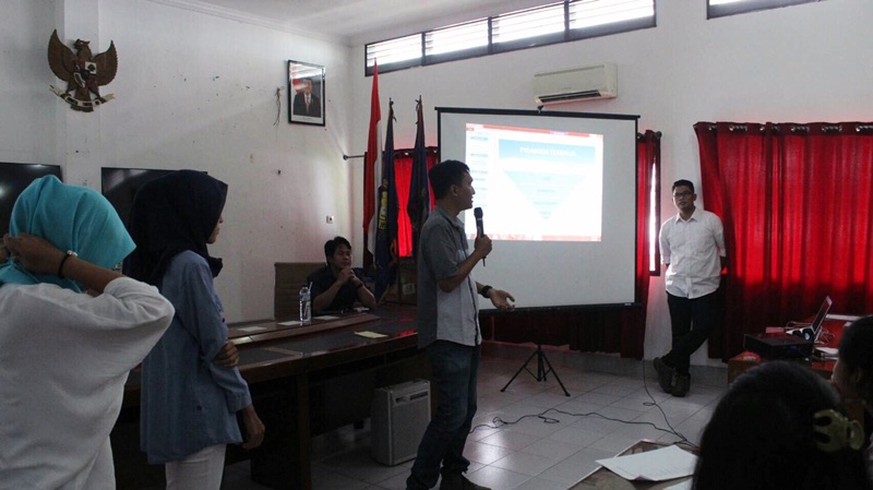 Nico Guntara salah satu mahasiswa Ilmu Komunikasi melakukan praktik menjadi presenter yang baik di ruang sidang Fisip USU, senin (26/9). Fotografer : Mitra Hamdani