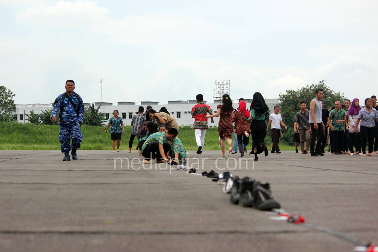 Para finalis sedang melakukan simulasi bagaimana membuat barisan terpanjang dengan cara mereka. Tujuannya agar mereka dapat memanfaatkan apa pun yang mereka gunakan, dan melatih kekompakan sesama tim. (21/10). (Fotografer : Dita Andriani)