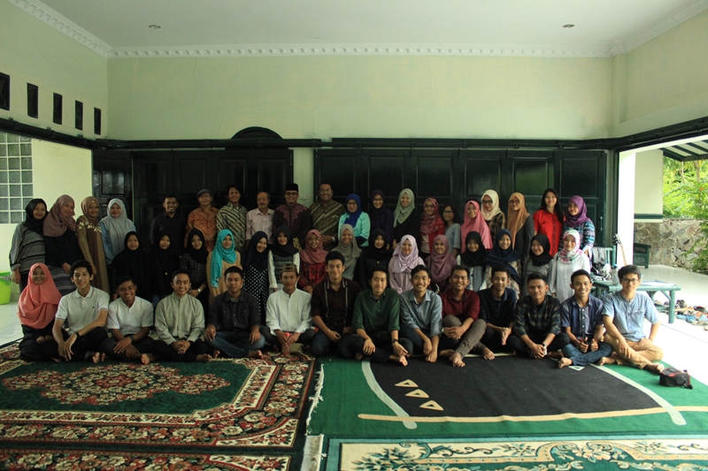 Keluarga besar Ilmu Komunikasi FISIP USU, sedang berfoto bersama dalam acara Silaturahmi Ilmu Komunikasi ( SILKOM) 2016. (08/10).