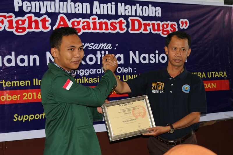 Penyerahan sertifikat oleh Argindo Pratama selaku ketua dari FAD Team,Sabtu (15/10).