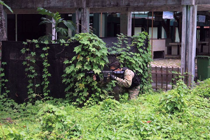 Salah satu Airsofter MASKS ( Medan Airsoft Spring Kamikaze Squad) yang sedang bermain dalam Skirmish di Fakultas Matematika dan Ilmu Pengetahuan Alam (FMIPA) USU, Medan. Skirmish merupakan Wargame sederhana dengan beberapa skenario yang dimainkan oleh 10-20 orang.
