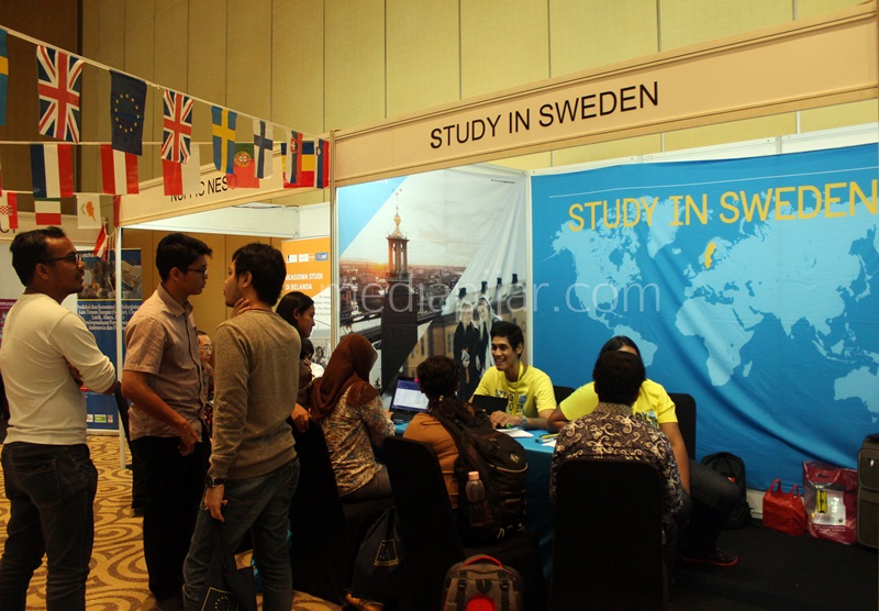 Pengunjung berdiskusi mengenai Beasiswa Uni Eropa di salah satu stan Study In Sweden. Pameran Beasiswa Uni Eropa berlangsung di Hotel Aryaduta. (19/10). Fotografer : Dita Andriani