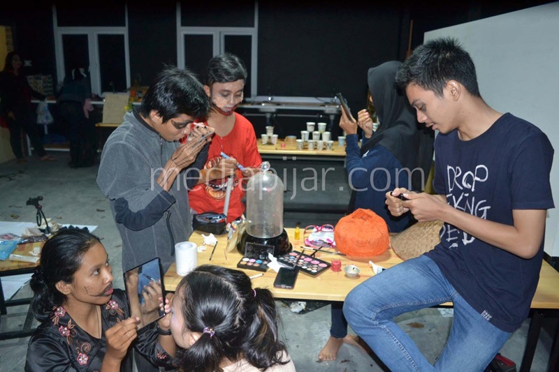 Peserta berdandan untuk persiapan acara Halloween Party di Chroma Art CBD Polonia, Sabtu (29).