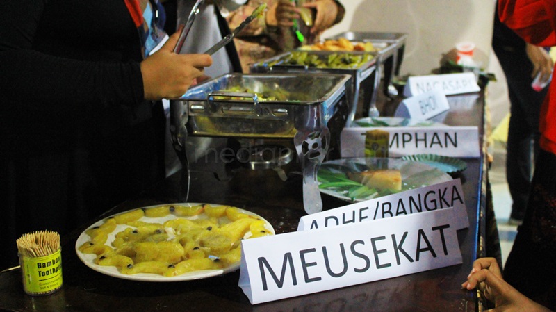Berbagai macam kuliner khas Aceh yang di hidangkan dalam acara Pentas Kesenian Aneuk Nanggroe (PeKAN), Medan. (12/11). Fotografer : Grace Kolin