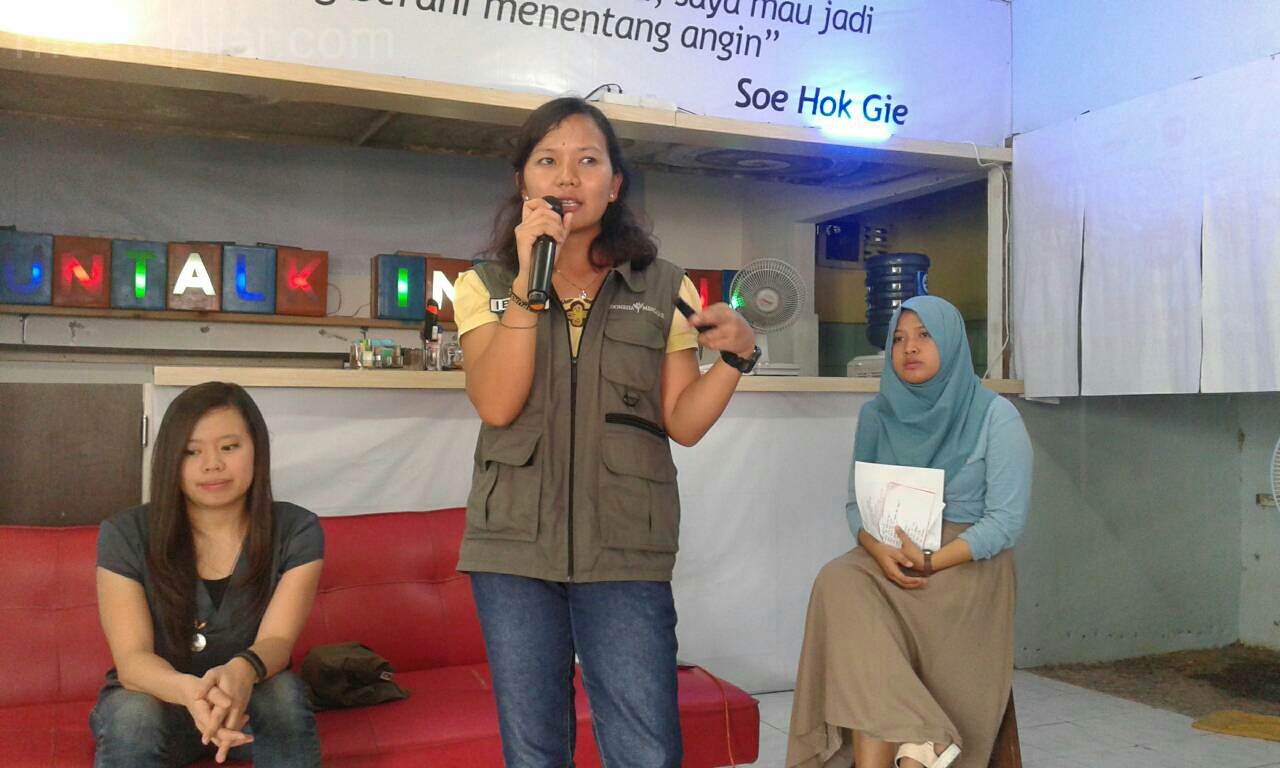 Dua pemudi dari Indonesia Mengajar berbincang bersama peserta dalam acara Funtalk Indonesia, Senin (12/12). Fotografer : Annisa Rahmi