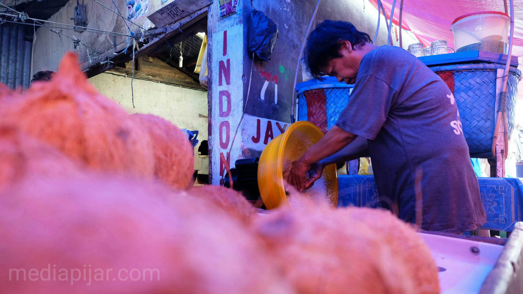 Kartini yang bekerja. (Fotografer : Laura Arya Wienanta)