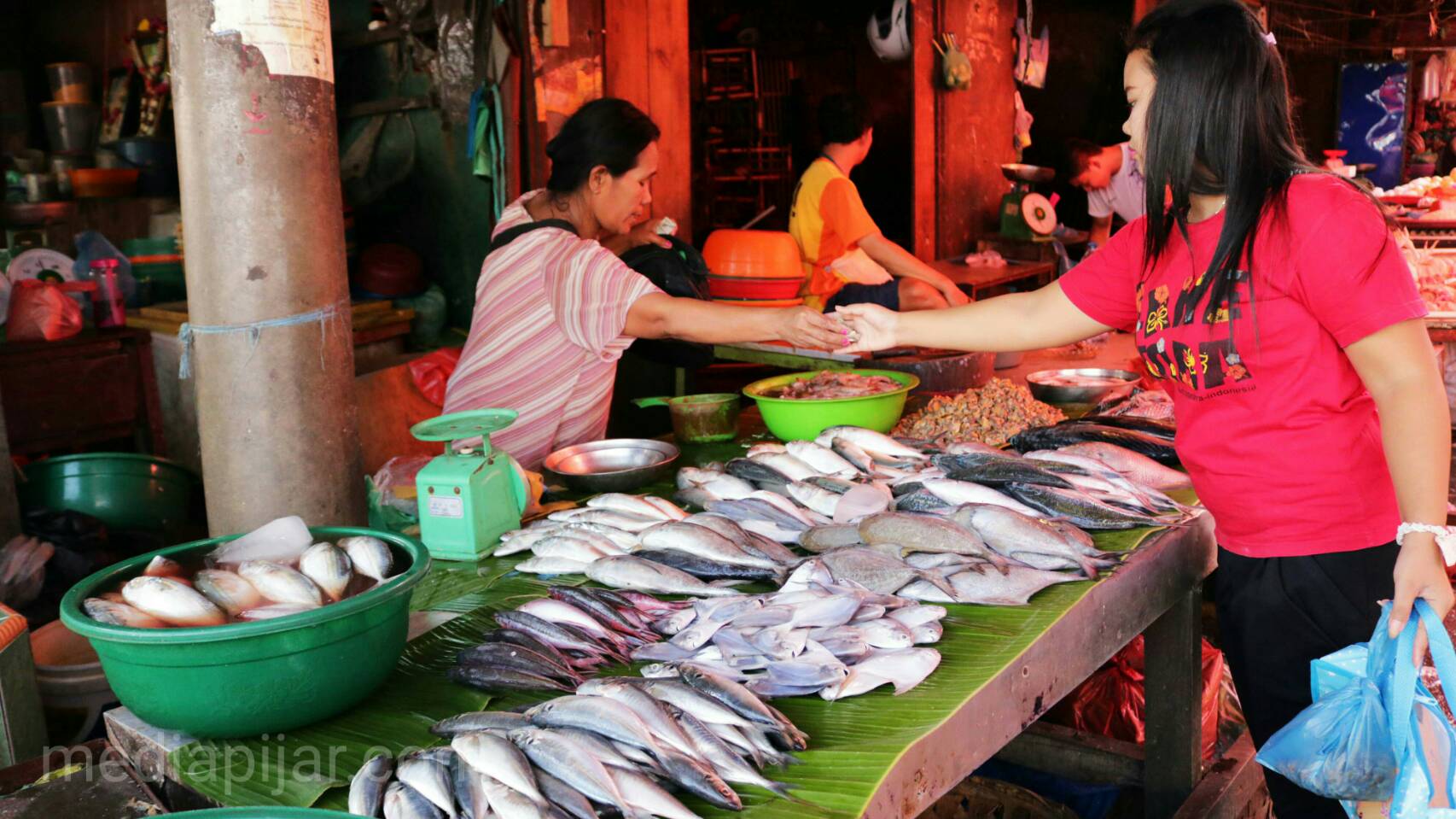 Serah terima daging ikan. (Fotografer : Atika Putri) 