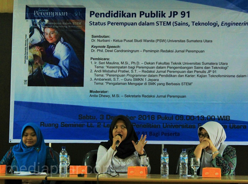 (Dari kiri), Ambarwati, S.T. (Guru SMKN 1 Jepara), Andi Misbahul Pratiwi, S.T (Redaksi Jurnal Perempuan dan Penulis JP 91) dan Ir. Seri Maulina, M.Si., Ph. D. (Dekan Fakultas Teknik Universitas Sumatera Utara), melayani sesi tanya jawab dari peserta diskusi Pendidikan Publik mengenai JP 91 "Status Perempuan dalam STEM" (03/12). (Fotografer : Grace Kolin)