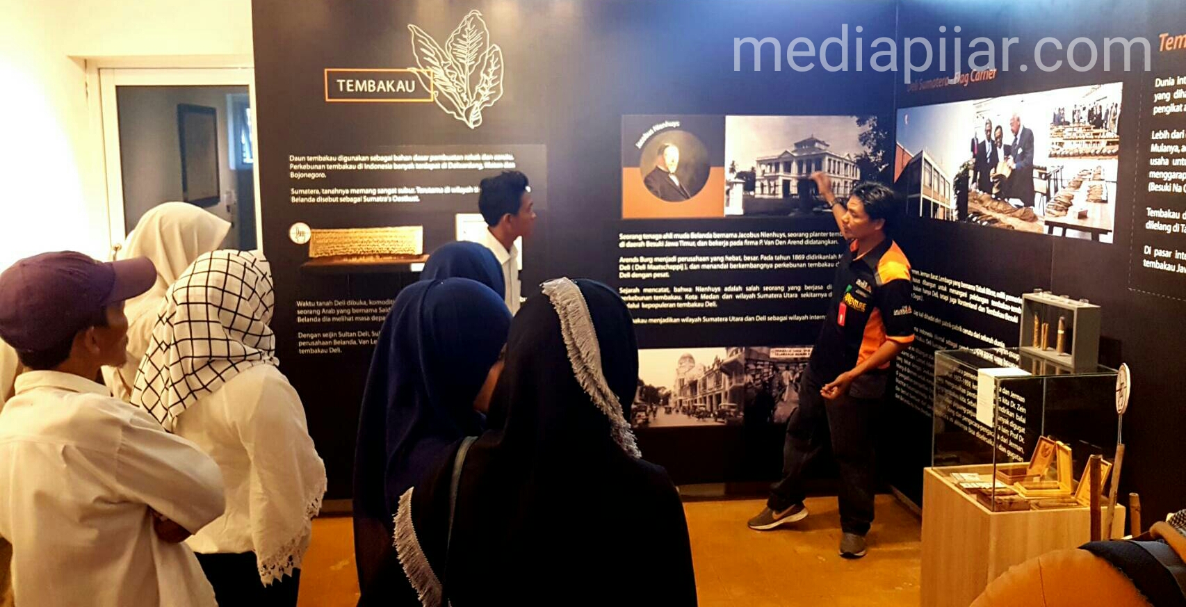 Peserta Piknik Heritage mendengarkan penjelasan Tour Museum mengenai sejarah pada saat berwisata di Museum Perkebunan Indonesia, (25/2). Fotografer : Dwi Harizki