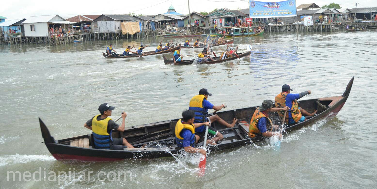 Peserta lomba dayung memacu perahunya setelah tanda start di kumandangkan. (Fotografer : Muhammad Kurniawan)