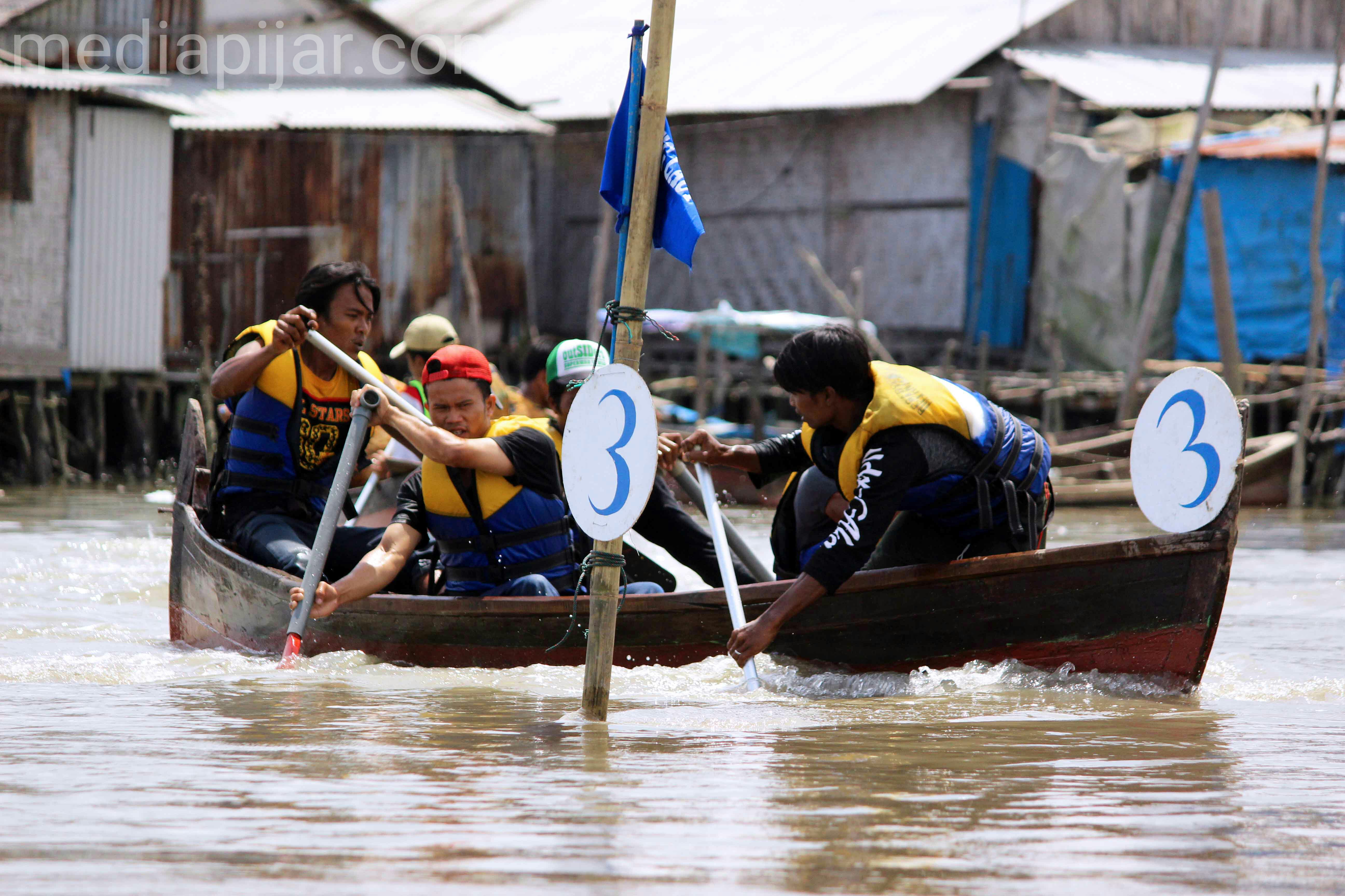 Perahu nomor urut tiga memutar perahu dayung menuju finish. (Fotografer : Dita Andriani)