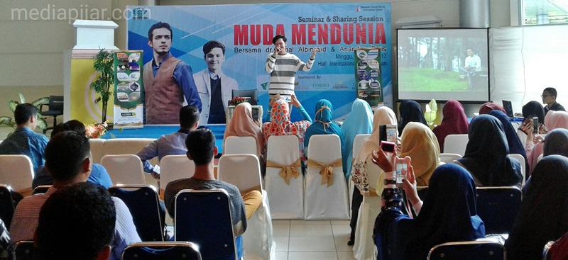 Penampilan dari Anindito Dwis, seorang penyanyi asal Bandung pada acara “Muda Mendunia” di Hall International CNI Building Medan. (2/4) (Fotografer : Rizka Gusti Sitanggang)