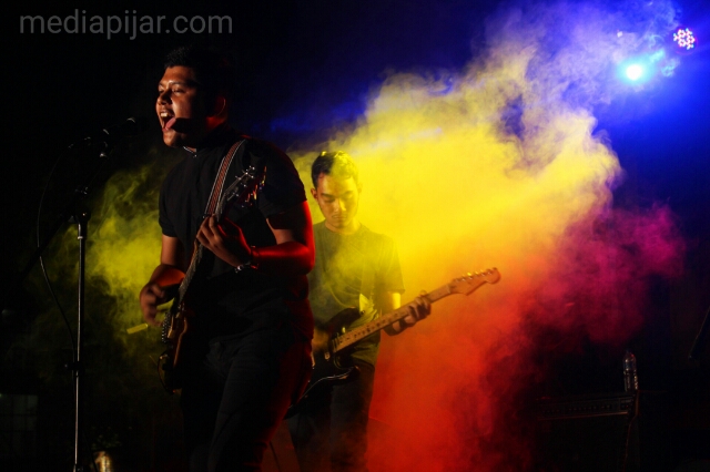 Salah satu penampilan band Indie pada acara closing ceromony PORSENI Fakultas Kedokteran USU (minggu, 21/5). (Fotografer : Dita Andriani)