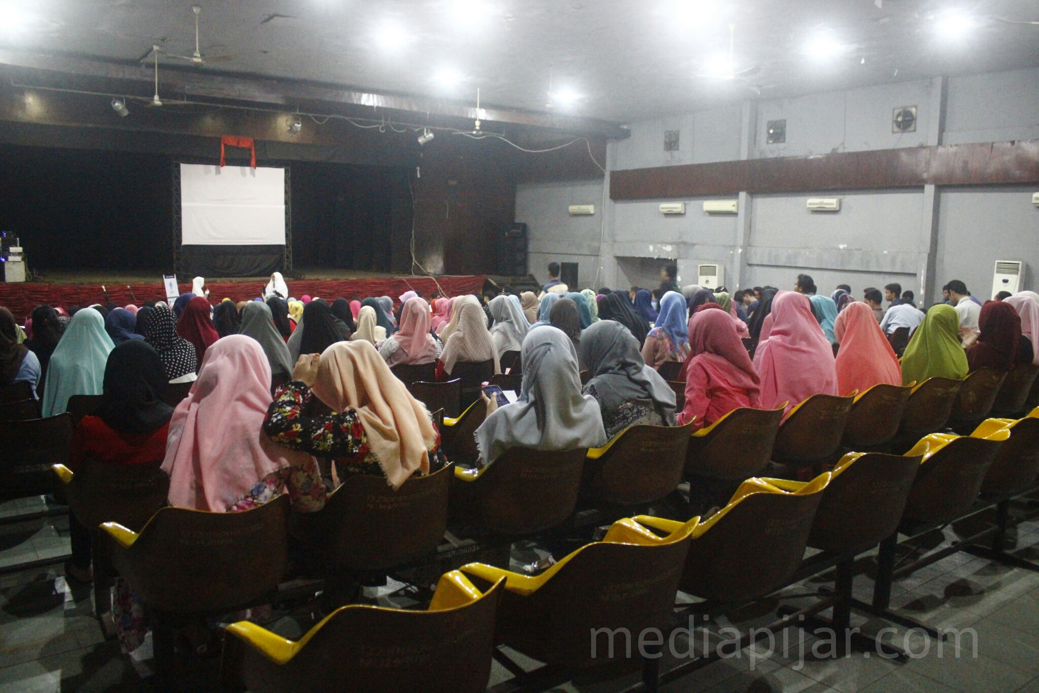Suasana Acara Gala Premiere 1.0 Move Up di Gedung Teater Taman Budaya, Medan.
