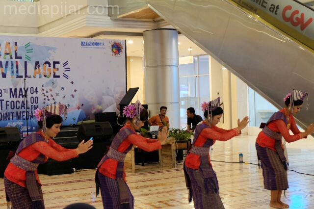 Persembahan tari Tor-Tor dalam pembukaan acara Global Village 1.0 yang diselenggarakan oleh AIESEC di Mall Focal Point Medan. (Minggu, 28/5) (Fotografer : Putri Arum Marzura)