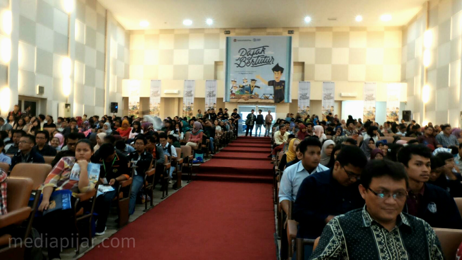 Peserta saat mendengarkan materi video confrence Pajak Bertutur oleh Sri Mulyani Indrawati di Gelanggang Mahasiswa USU (11/8)