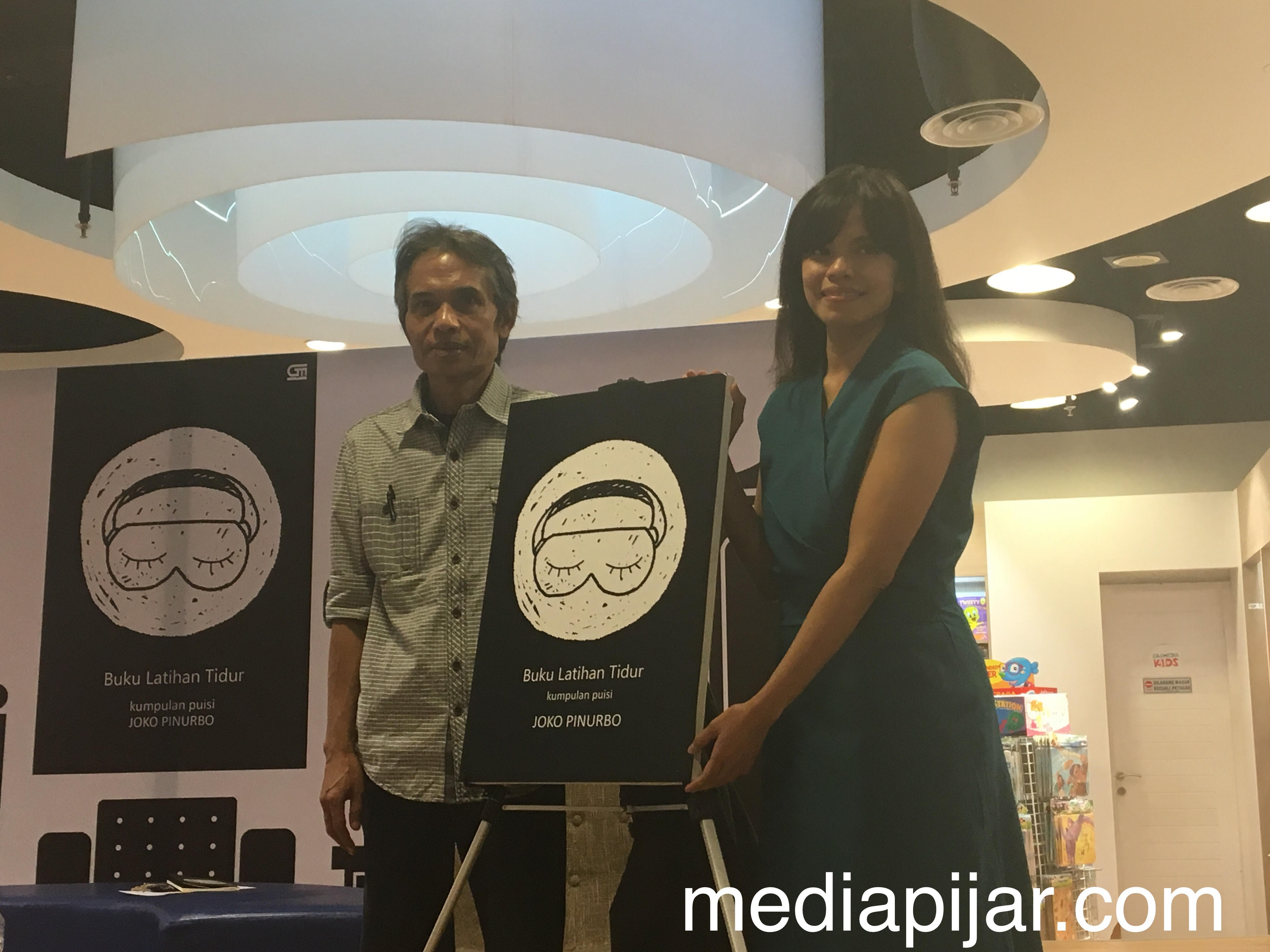 Joko Pinurbo (Jokpin) saat meluncurkan buku kumpulan puisi berjudul Buku Latihan Tidur, Di Gramedia Central Park Jakarta (5/8). Fotografer: Oliviardy Reviansyah
