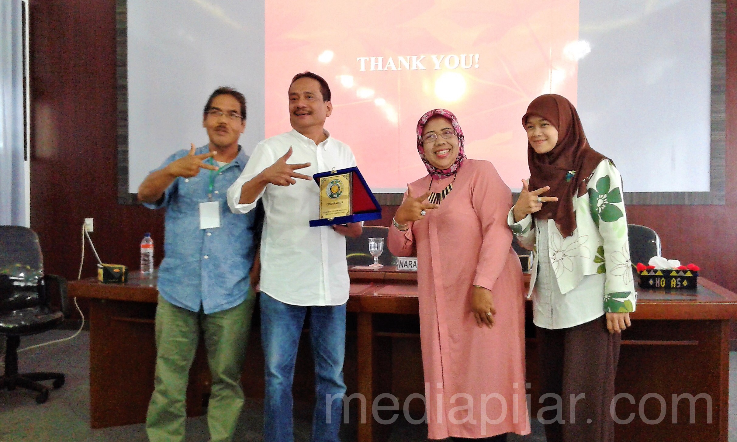 (Dari kiri ke kanan) Drs. Safrin, M.Si (Ketua Laboratorium Departemen Ilmu Komunikasi FISIP USU), Budiman Hakim (Pembicara Kuliah Umum), Dra. Dewi Kurniawati, M.Si., Ph.D (Ketua Departemen Ilmu Komunikasi FISIP USU) dan Emilia Ramadhani, S.Sos., M.A (Sekretaris Departemen Ilmu Komunikasi FISIP USU) berpose dengan gaya ilmu komunikasi dalam sesi penyerahan piagam selepas berakhirnya kuliah umum. 