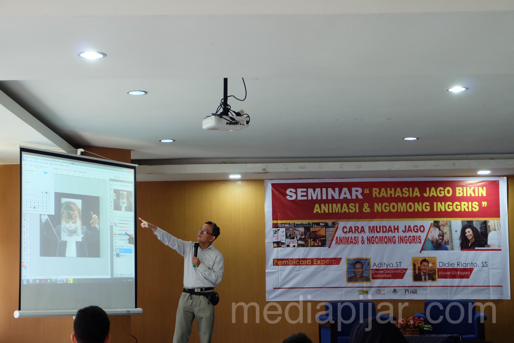 Pemberian materi oleh bapak Aditya, ST dalam acara seminar "rahasia jago bikin animasi & ngomong inggris" di Fakultas Matematika dan Ilmu Pengetahuan Alam USU (30/9)