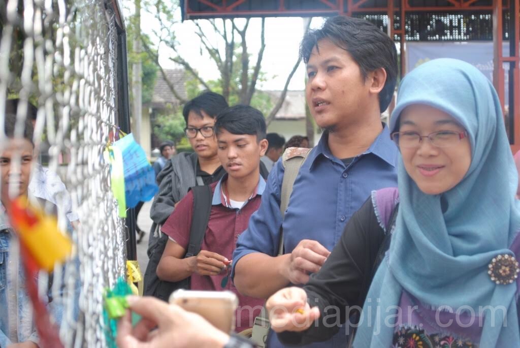 Dosen Ilmu Komunikasi Emilia Ramadhani dan Harris Wijaya, Turut ikut Meresmikan Monumen Keamanan yang dilakukan Di Fakultas Ilmu Sosial dan Ilmu Politik Universitas Sumatera Utara (23/10) (Sumber Foto : Panitia Acara MPK)
