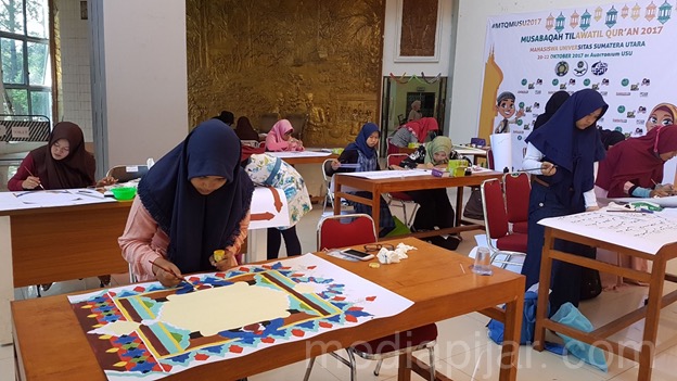 Para peserta lomba kaligrafi pada acara Musabaqah Tilawatil Qur’an 2017 yang diselenggarakan di Auditorium USU. Sabtu (21/10). (Fotografer: Dwi Harizki)