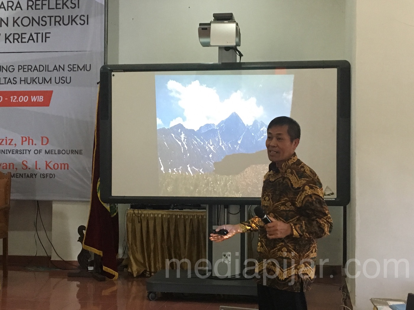 Pemateri Syamsuddin Aziz sedang memberikan materi pada Acara Seminar Nasional Sinema Antara Refleksi Realitas dan Konstruksi Imajinatif / Kreatif yang diselenggarakan di Peradilan Semu Fakultas Hukum USU (19/10). (Fotografer: Oliviardy Reviansyah)