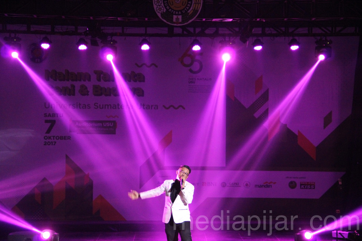 Penyanyi lulusan The Voice Indonesia, Gok Parasian menjadi salah satu bintang tamu dalam acara Malam Talenta Dies Natalis Universitas Sumatera Utara pada hari Sabtu (7/10) di Auditorium Universitas Sumatera Utara Fotografer : Oliviardy Reviansyah