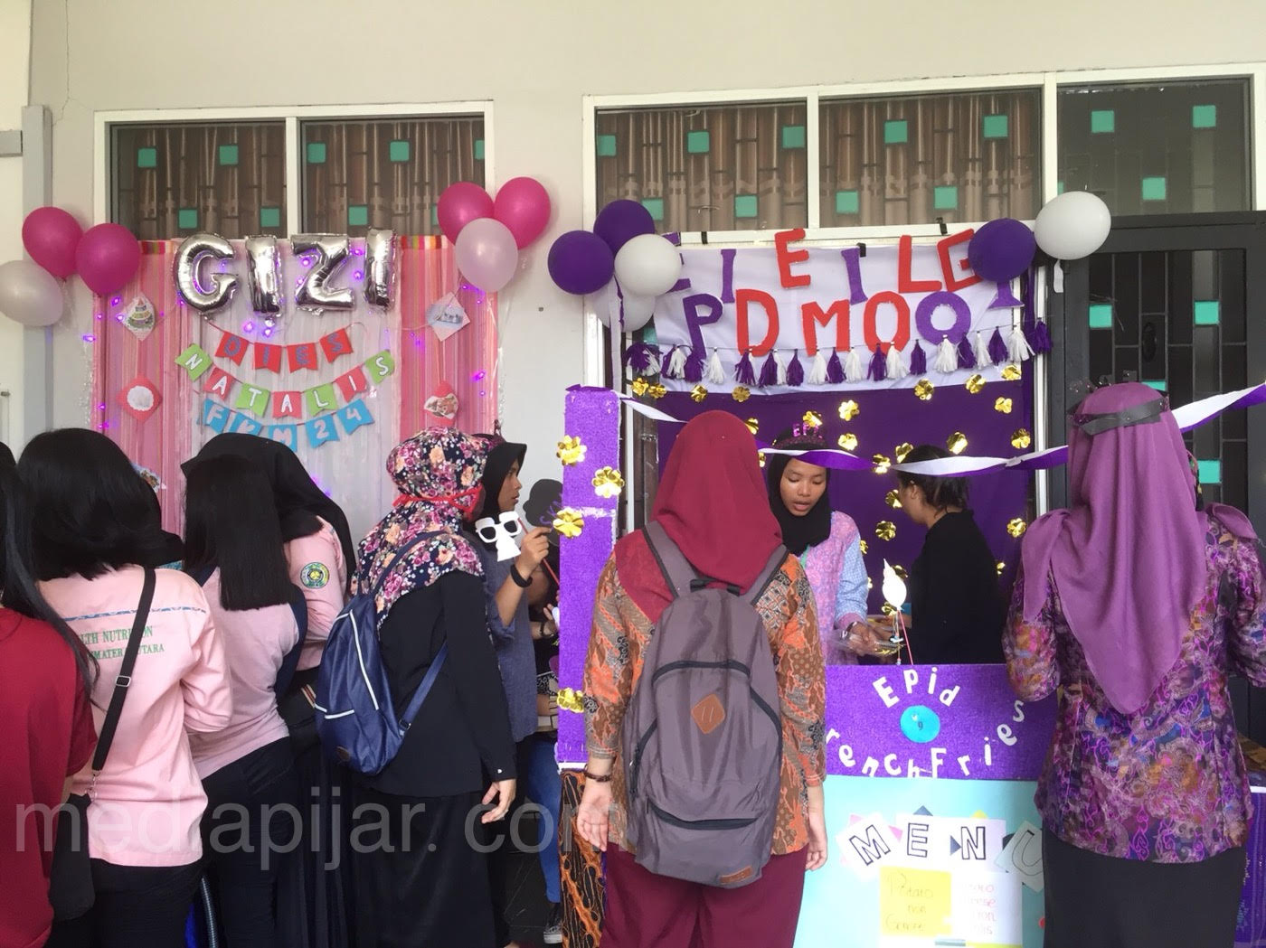 Antusiasme mahasiswa-mahasiswi yang sedangmembeli produk makanan pada salah satu Stand Bazaar yang tersedia di acara Dies Natalis FKM USU ke-24 yang terletakdi koridor gedung FKM USU. (24/10) (Fotografer: Shafia Marwah)