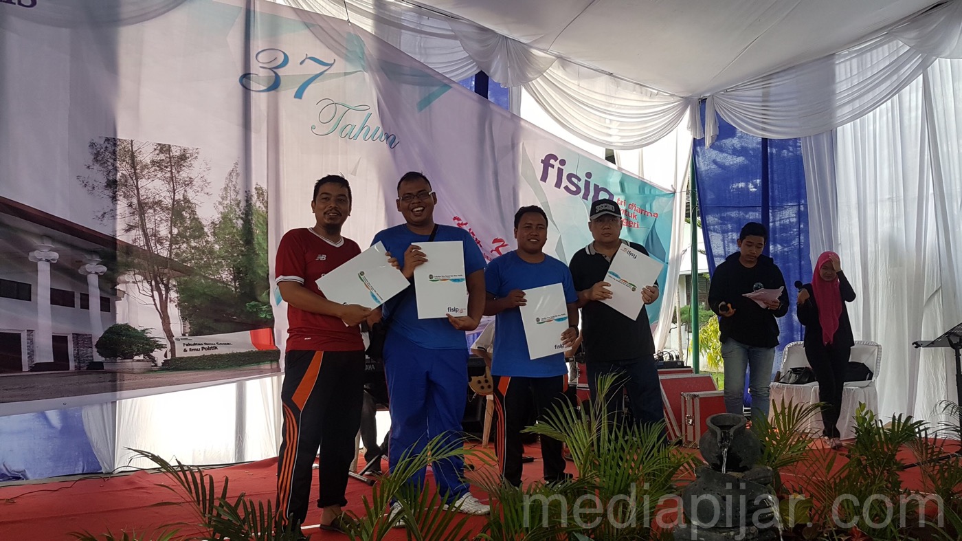 Para pemenang lomba dalam Acara Dies Natalis FISIP USU di Fakultas Ilmu Sosial Ilmu Politik USU (18/11). 