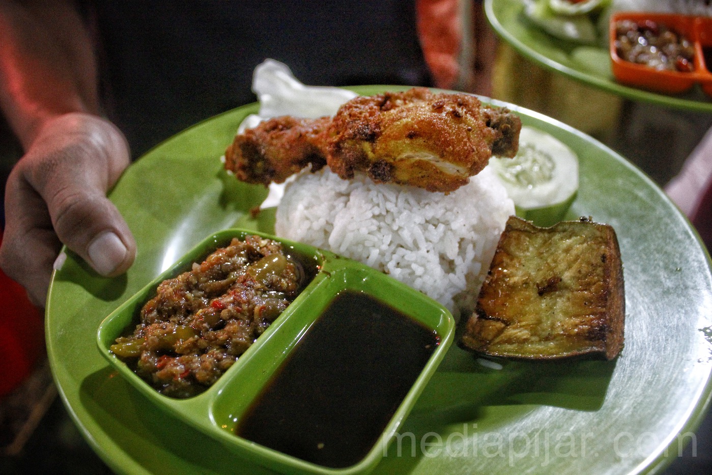 Nasi Ayam Penyet sebagai menu favorit pelanggan di Kafe Pojok '98 lengkap dengan sambal terasi dan kecap yang khas. (Fotografer: Muhammad Abdul Fattah) 