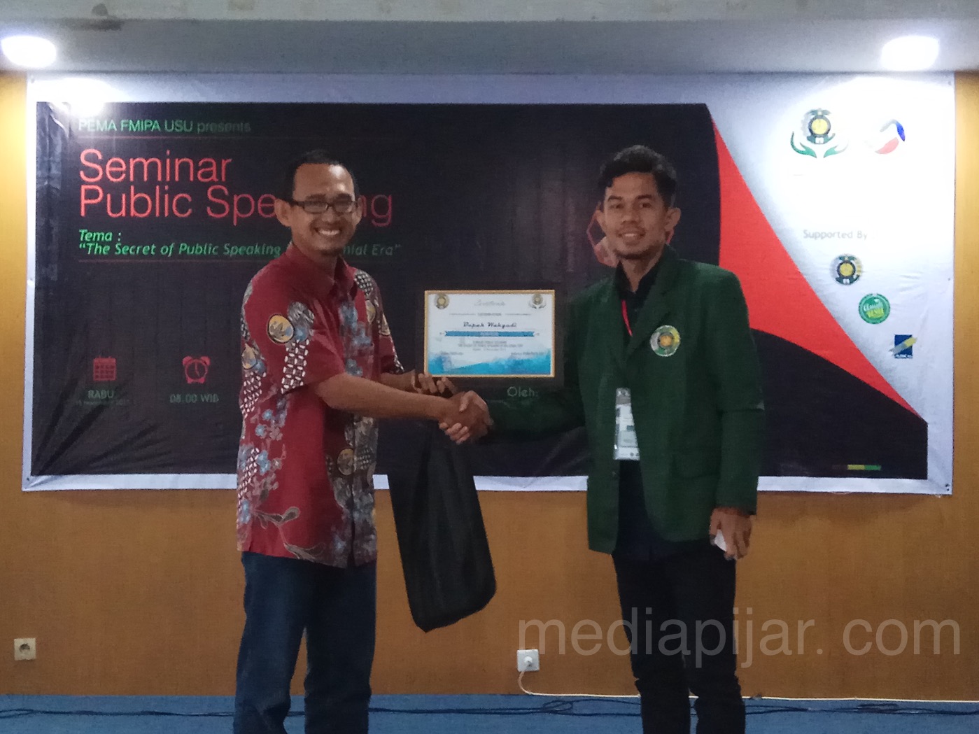 Penyerahan plakat oleh ketua panitia seminar public speaking, Ramadhan Pratama kepada pemateri seminar, Wahyudi (15/11). (Fotografer: Putri Nadya Hutagalung)