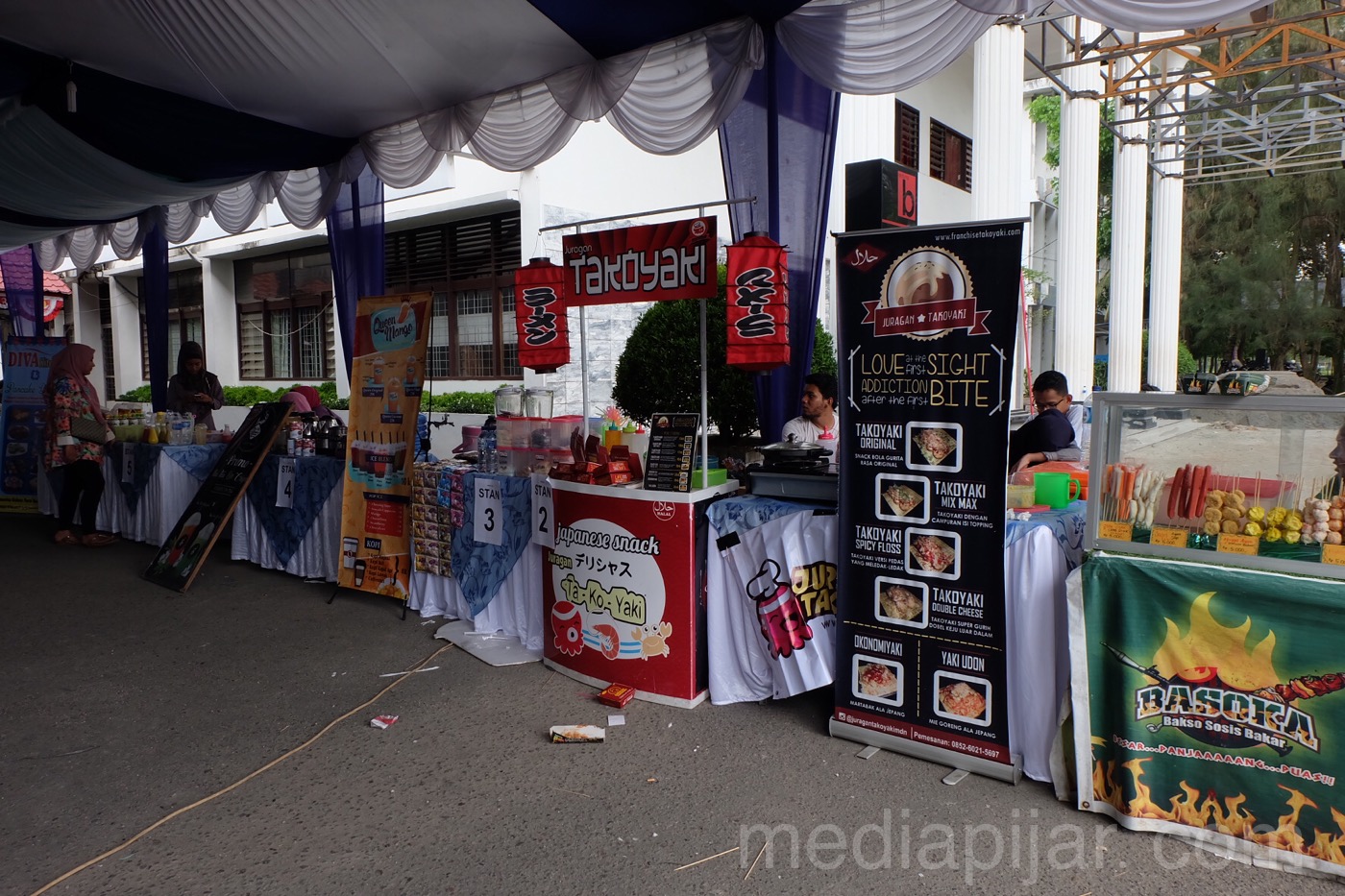 Suasana bazar makanan dalam acara Dies Natalis FISIP USU di Fakultas Ilmu Sosial dan Ilmu Politik USU (18/11). (Fotografer: Putri Arum Marzura)