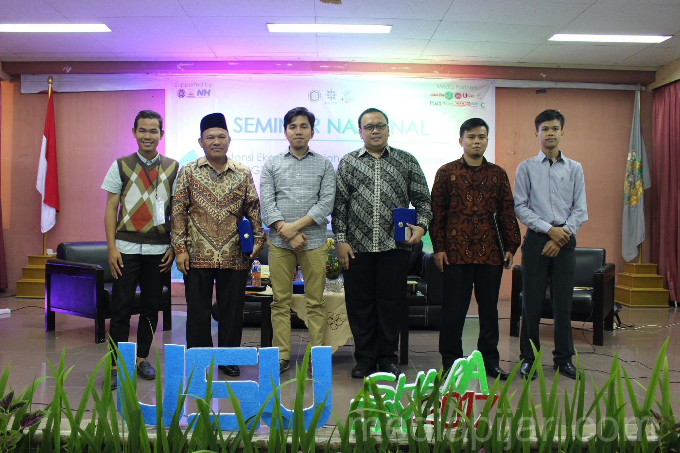 Foto bersama para pemateri dan ketua panitia (9/12). (Fotografer: Nurul Khairiyah Matondang)