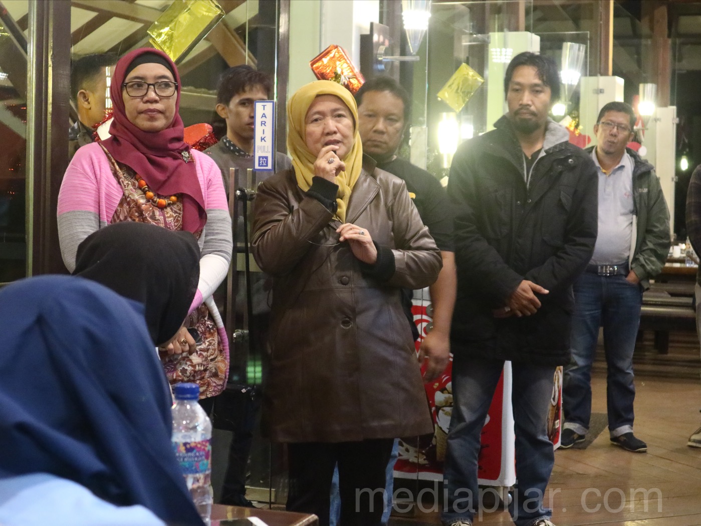 Kata sambutan dari Prof. Dr. Ir. Rosmayati, M.S selaku Wakil Rektor I sekaligus membuka kegiatan Kemah kerja dan pelatihan jurnalistik di Simalem Resort (12/12). (Fotografer: Fatin Faiza Siregar)