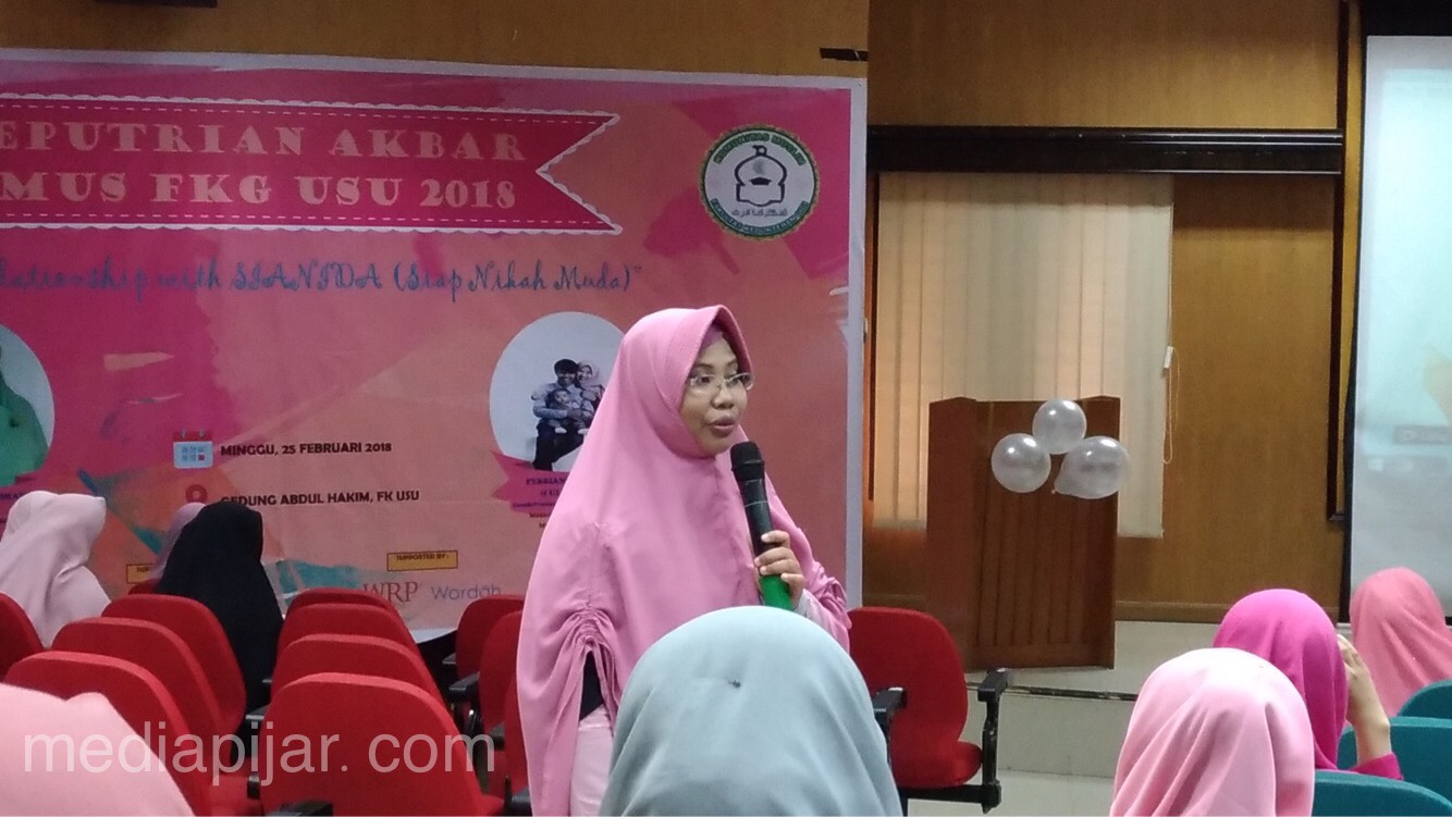 dr. Fitria Ramadhani S. Pane sedang memaparkan materi tentang kesehatan reproduksi pada acara Keputrian Akbar K-Mus FKG USU di gedung Abdul Hakim lantai 3 FK USU, Minggu (25/2) (Fotografer : CICI ALHAMDAINA)