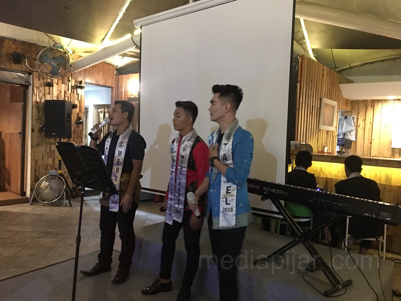 Musikalisasi puisi oleh Finalis Mister Indonesia Sumatera Utara 2018 dalam kegiatan aksi peduli korban Sinabung di kafe Potret Merdeka Walk pada Sabtu (24/3). (Fotografer: Lucky Andriansyah)