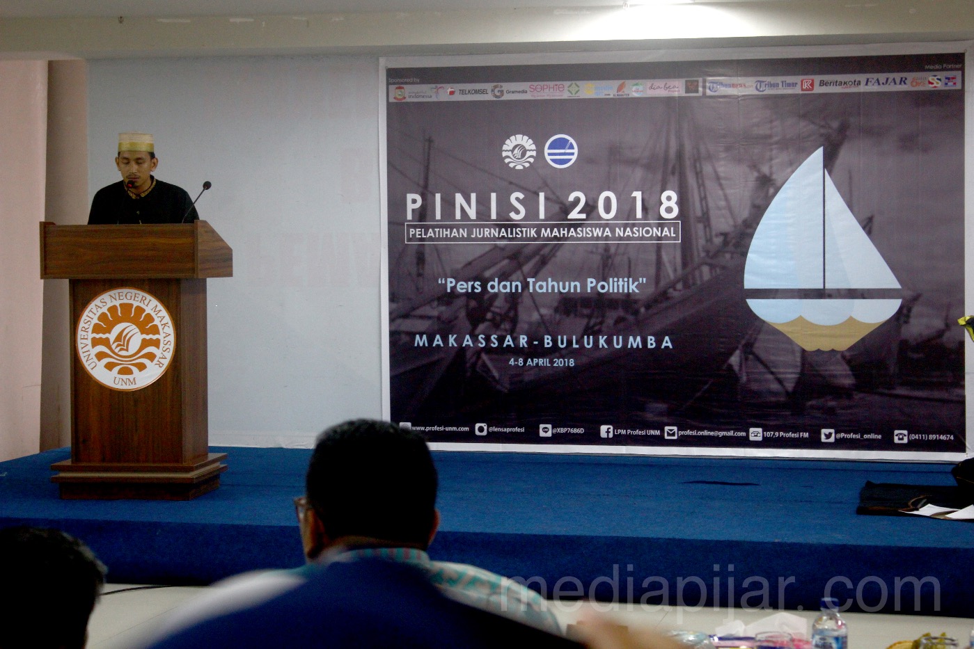 Sambutan oleh Resa sayhputra selaku Pimpinan Umum LPM Profesi dalam rangkaian acara pembukaan PINISI 2018 (05/04). (Fotografer: Muhammad Abdul Fattah)