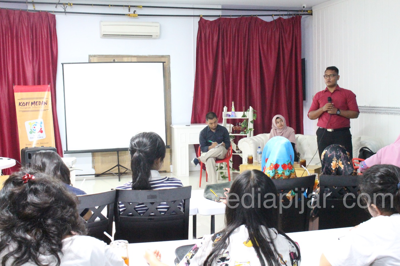 Imam Al-Faruq  menyampaikan materi dalam acara bertajuk "BEKAL BERHARGA DARI NEGARA AUSTRALIA DAN INDIA'', Sabtu,(5/5).  (Fotografer : Hidayat Sikumbang)