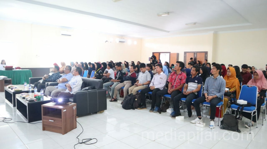 Workshop PT Manulife Aset Manajemen Indonesia yang bekerja sama dengan Yayasan Karya Salemba Empat dengan tema "Reksa Dana, Investasinya Anak Muda" diadakan di Aula FISIP Universitas Sumatera Utara (08/12) yang dibuka secara resmi oleh Kasubbag Kesejahteraan Mahasiswa USU, Drs. Efendy Manurung. (Fotografer: Hermita Uli)