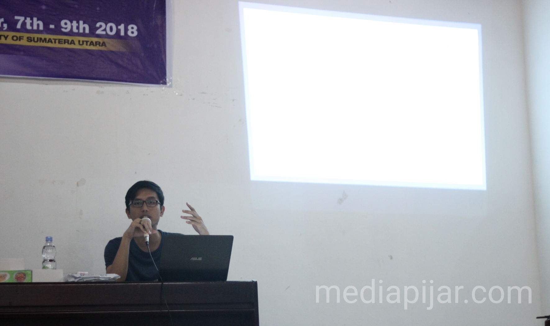  Pemaparan materi dan ketentuan dalam lomba debat pada USU OPEN 2018 yang disampaikan oleh Alif Azadi di pembukaan USU OPEN 2018 (7/12). (Fotografer: Mhd Abdul Fattah)