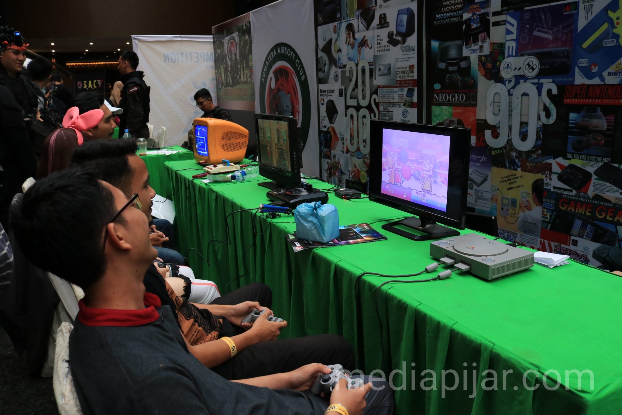 Antusias para peserta dalam mengikut kompetisi Retro Game Contest yang diadakan di acara Little Akihabara (9/11).  (Fotografer: Dwi Harizki) 