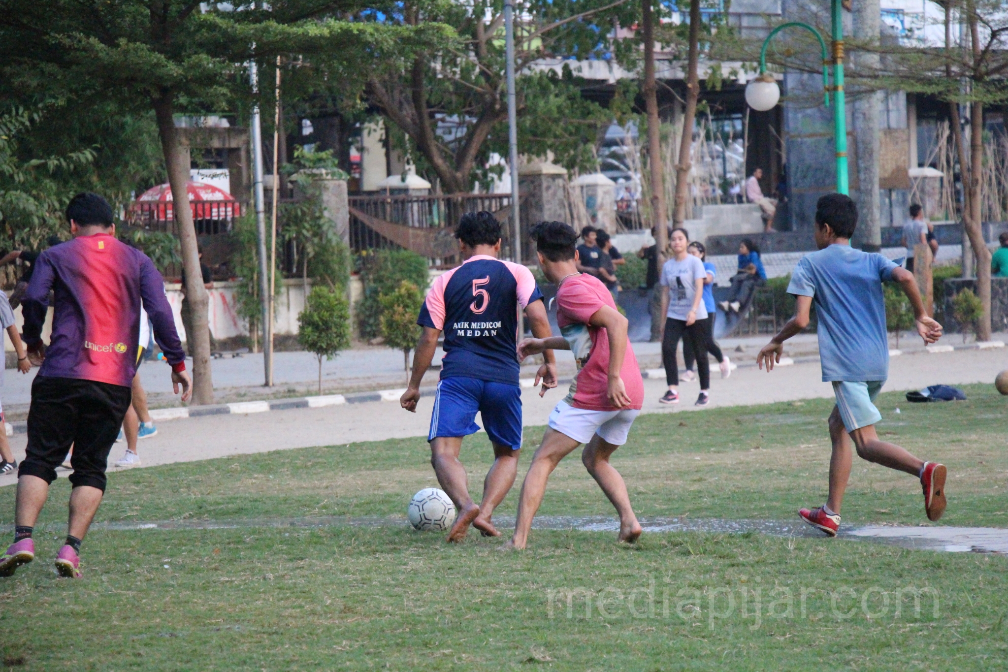 'Sepak Bola di Sore Hari'. (Fotografer: Indah Ramadhanti) 