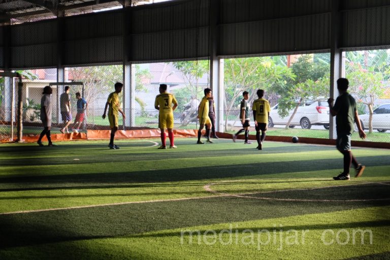 'Sore - sore seru bermain Futsal untuk kesehatan tubuh'. (Fotografer: Putri Arum Marzura) 